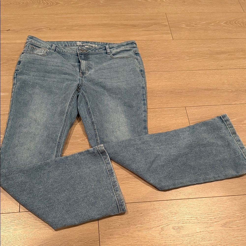No Boundaries Women's Straight Leg Jeans - Light Blue Wash